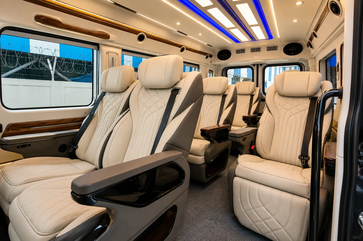 17 Seater Force Urbania Rental Delhi